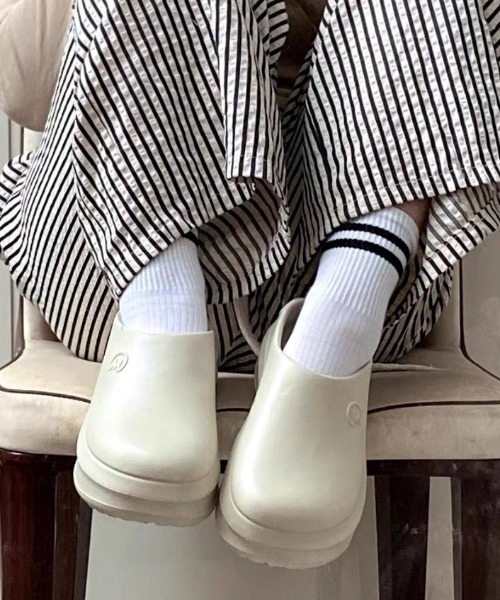 Vipoa(ヴィポア)の「VOLUME CLOGS SHOES(スリッポン・レディース・ベージュ/ホワイト/ブラック・SMALL/MEDIUM/LARGE)」の6枚目の写真