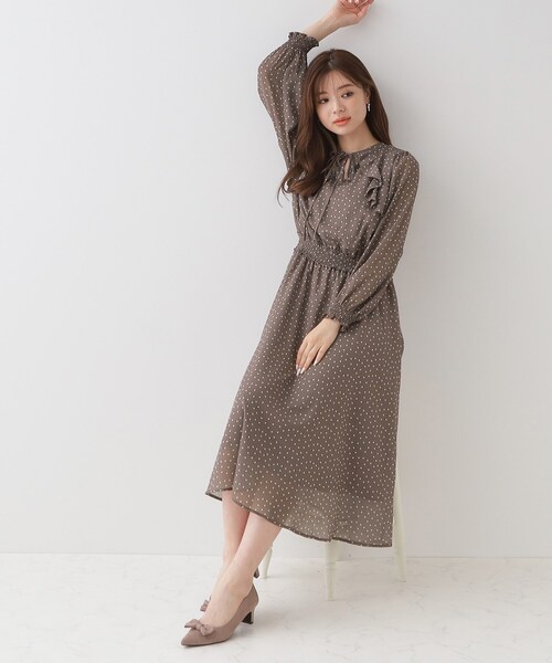couture brooch（クチュールブローチ）の「【一枚で華やかにキマる】ドットフリルデザインワンピース（ワンピース・レディース・ブラック系/ブラウン系その他2・36/38/40/42）」の2枚目の写真