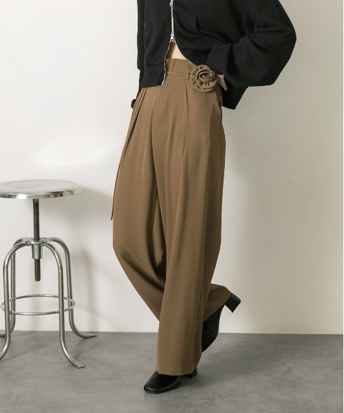 ad thie（アドティエ）の「バラモチーフ付き とろみワイドパンツ（スラックス・レディース・ブラック/グレー/ブラウン・FREE）」の3枚目の写真