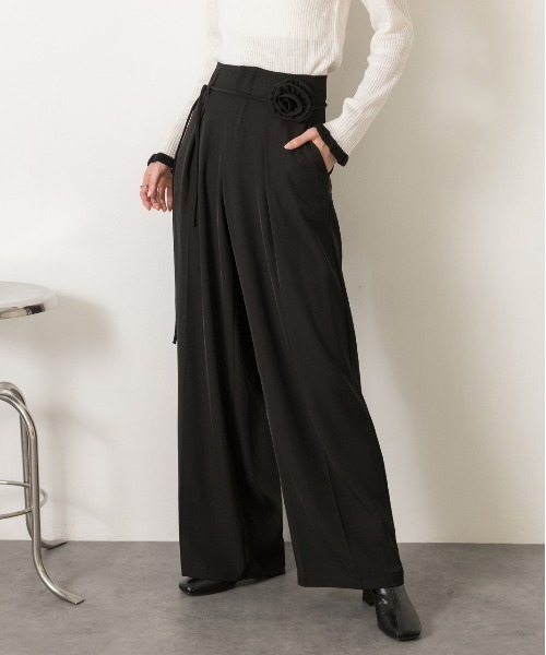 ad thie（アドティエ）の「バラモチーフ付き とろみワイドパンツ（スラックス・レディース・ブラック/グレー/ブラウン・FREE）」の2枚目の写真