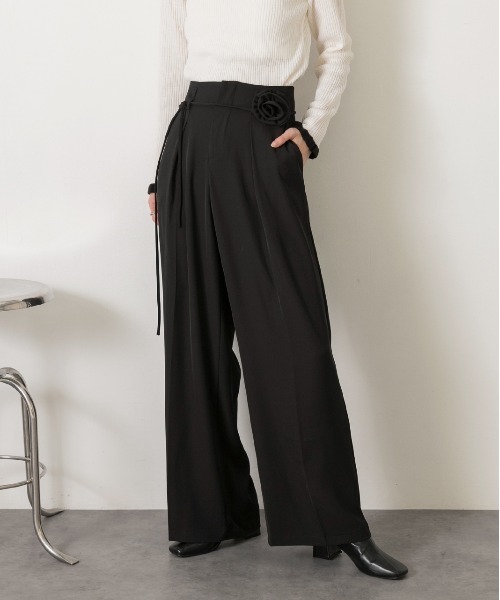 ad thie（アドティエ）の「バラモチーフ付き とろみワイドパンツ（スラックス・レディース・ブラック/グレー/ブラウン・FREE）」の5枚目の写真