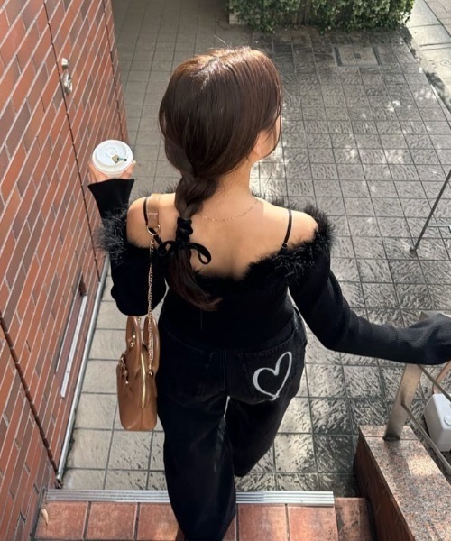 Chico(チコ)の「ファーオフショルデザインニット(ニット/セーター・レディース・グレー/ブラック/アイボリー/ピンク/ベージュ・FREE)」の7枚目の写真