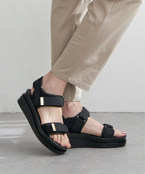 ikka(イッカ)の「【雑誌InRed6月号掲載】ベルクロスポーティーサンダル(サンダル・レディース・ブラック/オートミール・M/L)」の2枚目の写真