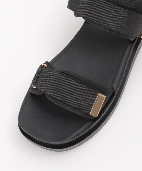 ikka(イッカ)の「【雑誌InRed6月号掲載】ベルクロスポーティーサンダル(サンダル・レディース・ブラック/オートミール・M/L)」の5枚目の写真