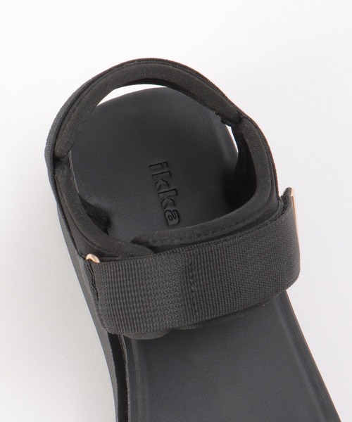 ikka(イッカ)の「【雑誌InRed6月号掲載】ベルクロスポーティーサンダル(サンダル・レディース・ブラック/オートミール・M/L)」の4枚目の写真