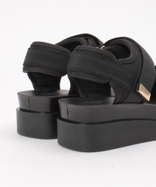 ikka(イッカ)の「【雑誌InRed6月号掲載】ベルクロスポーティーサンダル(サンダル・レディース・ブラック/オートミール・M/L)」の3枚目の写真