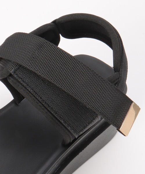 ikka(イッカ)の「【雑誌InRed6月号掲載】ベルクロスポーティーサンダル(サンダル・レディース・ブラック/オートミール・M/L)」の10枚目の写真