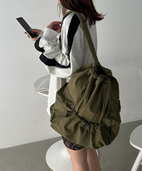 CLEA（クレア）の「ドローストリング大容量リュック（バックパック/リュック・レディース・ブルー/アイボリー/ブラック/カーキ/ピンク・FREE）」の16枚目の写真