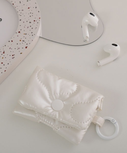 Mayree（メイリー）の「【float】キルティング メタリック エアポッズ/エアポッズプロ ケース カバー【AirPods 第1世代/第2世代/第3世代/第4世代/pro/pro2】（ヘッドフォン/イヤホン・レディース・シルバー系3/ピンク系1/ピンク系2/シルバー系1/ホワイト系1/ホワイト系2/シルバー系2・FREE）」の2枚目の写真