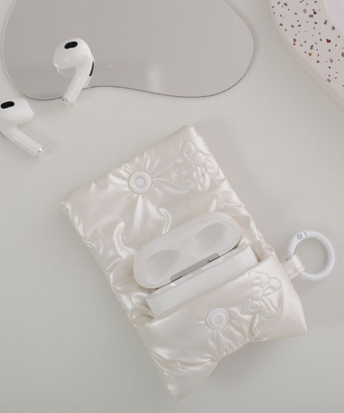 Mayree（メイリー）の「【float】キルティング メタリック エアポッズ/エアポッズプロ ケース カバー【AirPods 第1世代/第2世代/第3世代/第4世代/pro/pro2】（ヘッドフォン/イヤホン・レディース・シルバー系3/ピンク系1/ピンク系2/シルバー系1/ホワイト系1/ホワイト系2/シルバー系2・FREE）」の3枚目の写真