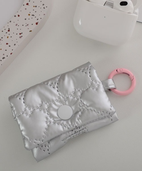Mayree（メイリー）の「【float】キルティング メタリック エアポッズ/エアポッズプロ ケース カバー【AirPods 第1世代/第2世代/第3世代/第4世代/pro/pro2】（ヘッドフォン/イヤホン・レディース・シルバー系3/ピンク系1/ピンク系2/シルバー系1/ホワイト系1/ホワイト系2/シルバー系2・FREE）」の5枚目の写真