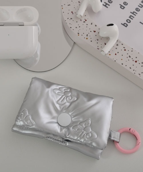 Mayree（メイリー）の「【float】キルティング メタリック エアポッズ/エアポッズプロ ケース カバー【AirPods 第1世代/第2世代/第3世代/第4世代/pro/pro2】（ヘッドフォン/イヤホン・レディース・シルバー系3/ピンク系1/ピンク系2/シルバー系1/ホワイト系1/ホワイト系2/シルバー系2・FREE）」の6枚目の写真