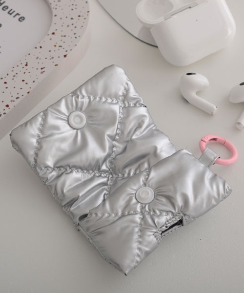 Mayree（メイリー）の「【float】キルティング メタリック エアポッズ/エアポッズプロ ケース カバー【AirPods 第1世代/第2世代/第3世代/第4世代/pro/pro2】（ヘッドフォン/イヤホン・レディース・シルバー系3/ピンク系1/ピンク系2/シルバー系1/ホワイト系1/ホワイト系2/シルバー系2・FREE）」の7枚目の写真