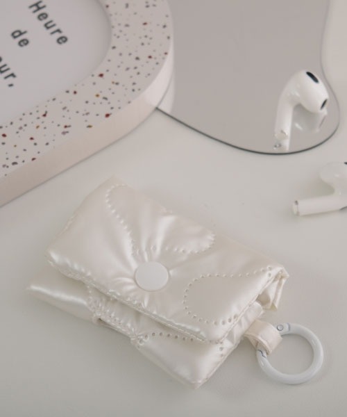 Mayree（メイリー）の「【float】キルティング メタリック エアポッズ/エアポッズプロ ケース カバー【AirPods 第1世代/第2世代/第3世代/第4世代/pro/pro2】（ヘッドフォン/イヤホン・レディース・シルバー系3/ピンク系1/ピンク系2/シルバー系1/ホワイト系1/ホワイト系2/シルバー系2・FREE）」の8枚目の写真