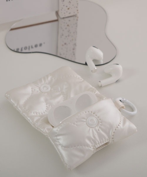 Mayree（メイリー）の「【float】キルティング メタリック エアポッズ/エアポッズプロ ケース カバー【AirPods 第1世代/第2世代/第3世代/第4世代/pro/pro2】（ヘッドフォン/イヤホン・レディース・シルバー系3/ピンク系1/ピンク系2/シルバー系1/ホワイト系1/ホワイト系2/シルバー系2・FREE）」の9枚目の写真