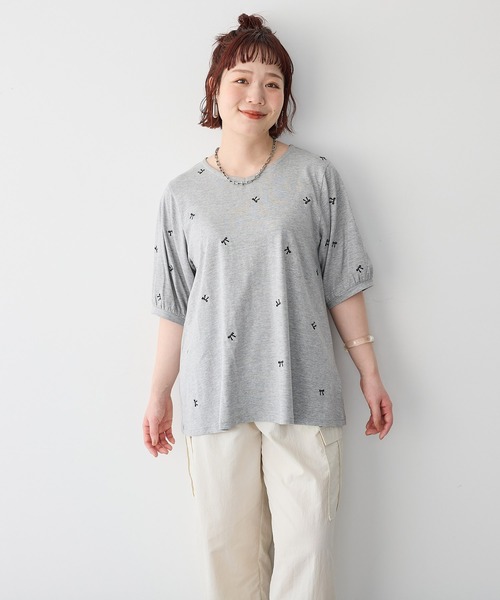anyfee(エニフィー)の「【anyfee/プラスサイズ】リボン刺繍Tシャツ(Tシャツ/カットソー・レディース・オフホワイト/杢グレー/チャコール・4L/5L/LL/3L)」の1枚目の写真