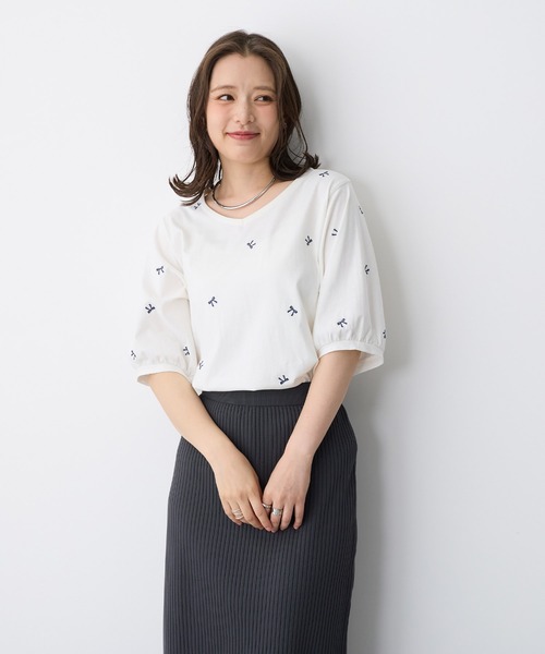 anyfee(エニフィー)の「【anyfee/プラスサイズ】リボン刺繍Tシャツ(Tシャツ/カットソー・レディース・オフホワイト/杢グレー/チャコール・4L/5L/LL/3L)」の2枚目の写真