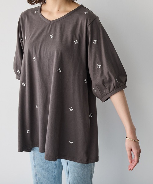 anyfee(エニフィー)の「【anyfee/プラスサイズ】リボン刺繍Tシャツ(Tシャツ/カットソー・レディース・オフホワイト/杢グレー/チャコール・4L/5L/LL/3L)」の4枚目の写真