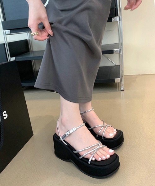 Futier land（フューティアランド）の「厚底ナローストラップサンダル（サンダル・レディース・シルバー/ブラック・36/37/38/39/40）」の8枚目の写真