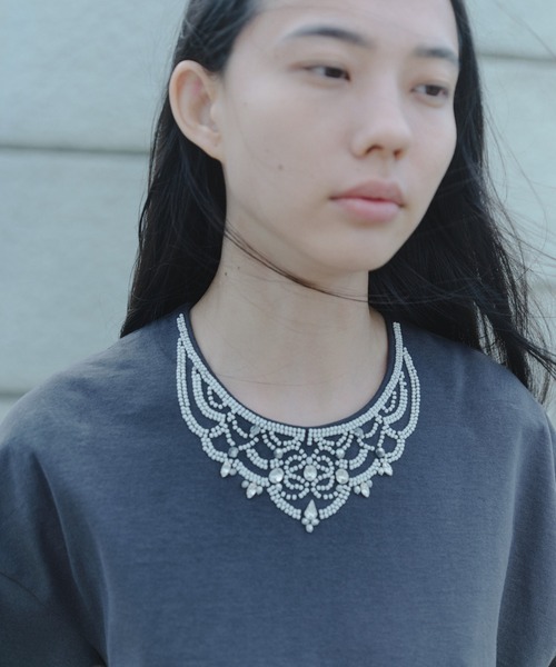 SALON adam et rope'（サロン アダム エ ロペ）の「ビジューエンブロイダリーオーバーサイズT（Tシャツ/カットソー・レディース・チャコールグレー/オフホワイト・FREE）」の2枚目の写真