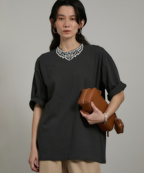 SALON adam et rope'（サロン アダム エ ロペ）の「ビジューエンブロイダリーオーバーサイズT（Tシャツ/カットソー・レディース・チャコールグレー/オフホワイト・FREE）」の10枚目の写真