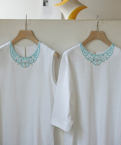 SALON adam et rope'（サロン アダム エ ロペ）の「ビジューエンブロイダリーオーバーサイズT（Tシャツ/カットソー・レディース・チャコールグレー/オフホワイト・FREE）」の3枚目の写真