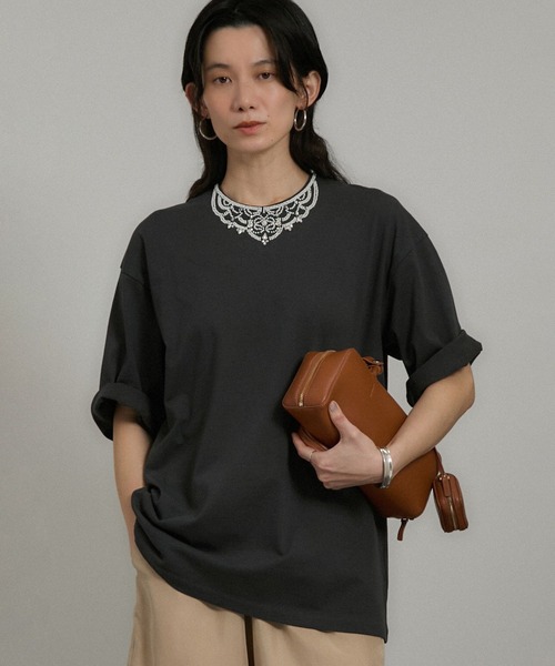 SALON adam et rope'（サロン アダム エ ロペ）の「ビジューエンブロイダリーオーバーサイズT（Tシャツ/カットソー・レディース・チャコールグレー/オフホワイト・FREE）」の4枚目の写真