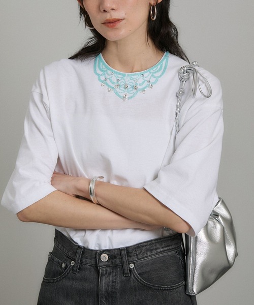 SALON adam et rope'（サロン アダム エ ロペ）の「ビジューエンブロイダリーオーバーサイズT（Tシャツ/カットソー・レディース・チャコールグレー/オフホワイト・FREE）」の5枚目の写真