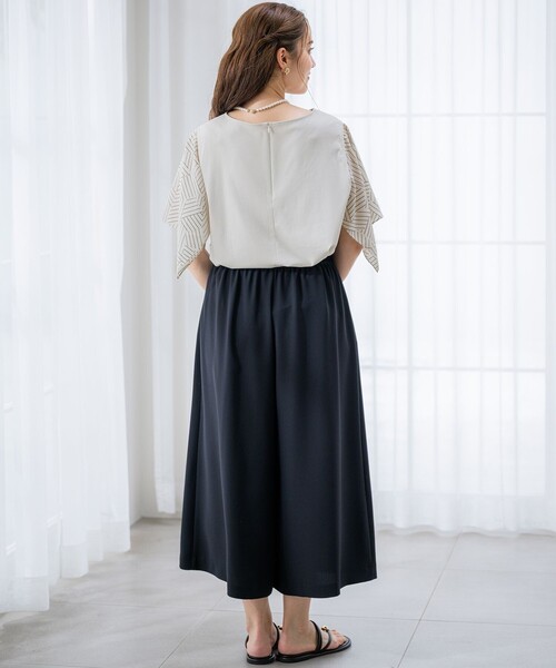 23区 L(ニジュウサンクオオキイサイズ)の「【Lサイズ限定/洗える】スカーフプリントコンビ スリーブデザイン カットソー(Tシャツ/カットソー・レディース・ベージュ系5/ダークブラウン系5/ブラック系5・48/46/44)」の6枚目の写真
