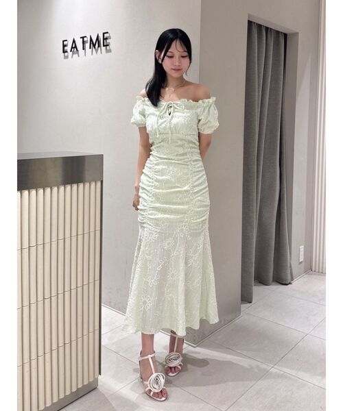 EATME(イートミー)の「オフショルシャーリングワンピース(ワンピース・レディース・オフホワイト/グリーン/イエロー・MEDIUM/SMALL)」の2枚目の写真