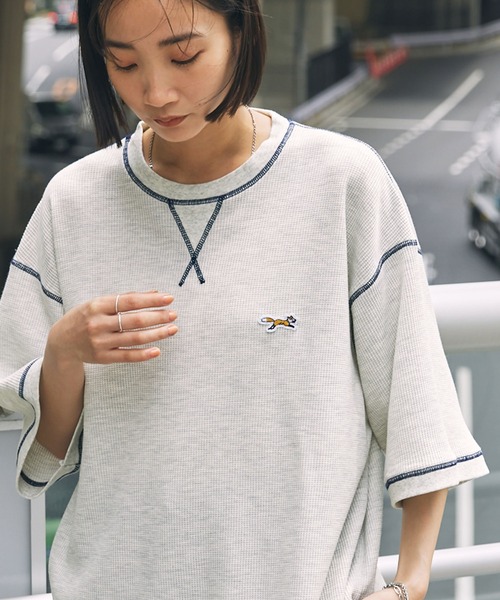 PENNEYS(ぺニーズ)の「PENNEYS/ペニーズ 別注 THE FOX ロゴ ワンポイントワッペン刺繍 配色ステッチ ワッフル半袖Tシャツ(Tシャツ/カットソー・レディース・ネイビー/ワイン/アイボリー/オートミール/スミクロ・L/M)」の4枚目の写真
