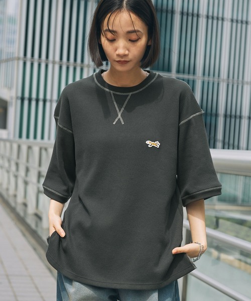 PENNEYS(ぺニーズ)の「PENNEYS/ペニーズ 別注 THE FOX ロゴ ワンポイントワッペン刺繍 配色ステッチ ワッフル半袖Tシャツ(Tシャツ/カットソー・レディース・ネイビー/ワイン/アイボリー/オートミール/スミクロ・L/M)」の3枚目の写真