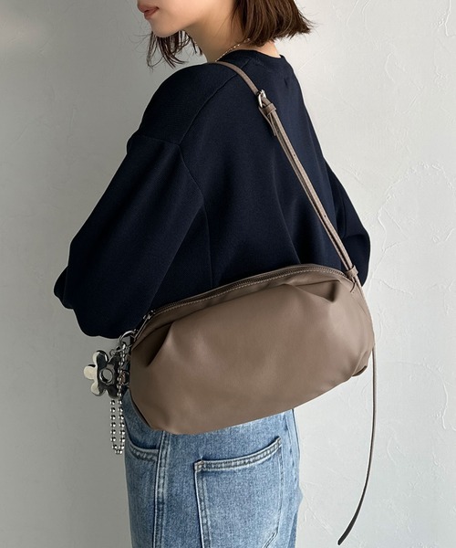 classicalelf（クラシカルエルフ）の「ころんとした可愛いフォルム。ソフトバンバッグ（ショルダーバッグ・レディース・ブラック/ベージュ系・ONE SIZE）」の2枚目の写真