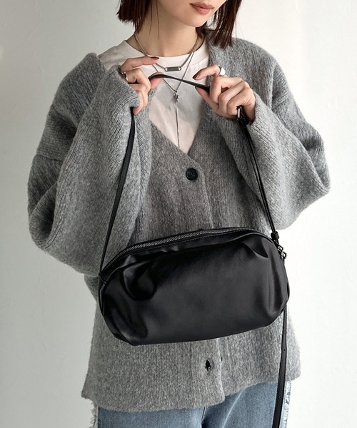 classicalelf（クラシカルエルフ）の「ころんとした可愛いフォルム。ソフトバンバッグ（ショルダーバッグ・レディース・ブラック/ベージュ系・ONE SIZE）」の5枚目の写真