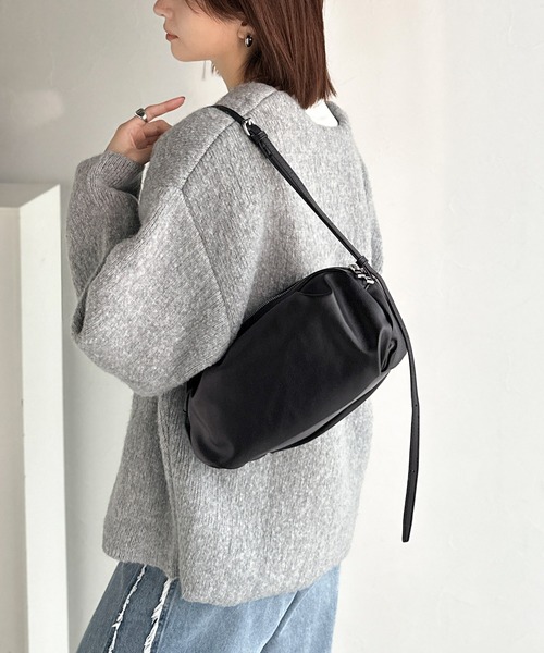 classicalelf（クラシカルエルフ）の「ころんとした可愛いフォルム。ソフトバンバッグ（ショルダーバッグ・レディース・ブラック/ベージュ系・ONE SIZE）」の6枚目の写真