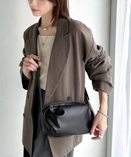 classicalelf（クラシカルエルフ）の「ころんとした可愛いフォルム。ソフトバンバッグ（ショルダーバッグ・レディース・ブラック/ベージュ系・ONE SIZE）」の8枚目の写真