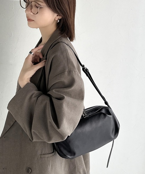 classicalelf（クラシカルエルフ）の「ころんとした可愛いフォルム。ソフトバンバッグ（ショルダーバッグ・レディース・ブラック/ベージュ系・ONE SIZE）」の3枚目の写真