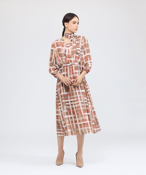 EPOCA(エポカ)の「ジオメトリックプリント カシュクールワンピース(ワンピース・レディース・ピンク系その他2/ブラック・40/38)」の4枚目の写真