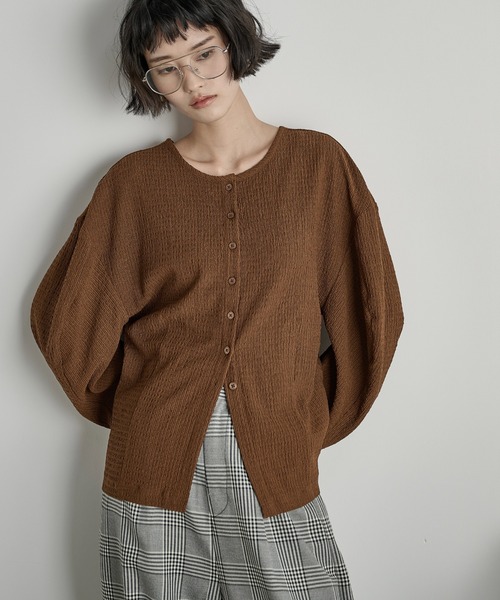 THE YOn(ザヨン)の「2WAYフォルムスリーブリップルジャガードカーディガン(Tシャツ/カットソー・レディース・ブラウン/ブラック/アイボリー・FREE)」の1枚目の写真