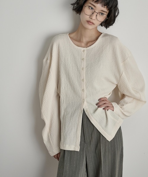 THE YOn(ザヨン)の「2WAYフォルムスリーブリップルジャガードカーディガン(Tシャツ/カットソー・レディース・ブラウン/ブラック/アイボリー・FREE)」の2枚目の写真