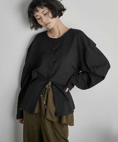 THE YOn(ザヨン)の「2WAYフォルムスリーブリップルジャガードカーディガン(Tシャツ/カットソー・レディース・ブラウン/ブラック/アイボリー・FREE)」の3枚目の写真