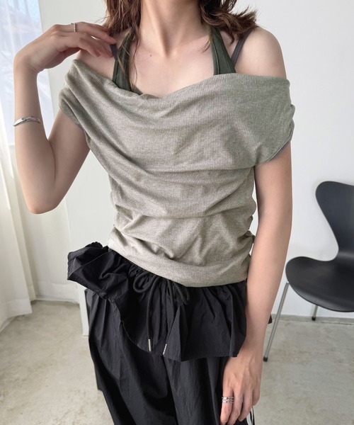 Jewelobe（ジュエローブ）の「ホルター＆ドレープフェイクレイヤードカットソー（Tシャツ/カットソー・レディース・ベージュ/グレー・FREE）」の2枚目の写真