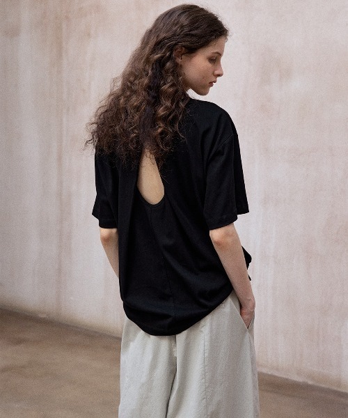 ELOOPS(イーループス)の「【ELOOPS】バッククロスカットアウトTシャツ(Tシャツ/カットソー・レディース・アイボリー/ブラック・FREE)」の1枚目の写真