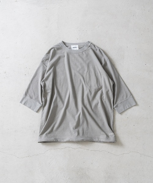 quadro(クオドロ)の「シルキーコットンドライ天竺裏ポケット7分袖クルーネックP/O(Tシャツ/カットソー・メンズ・グレー/ダークブラウン/キナリ・MEDIUM/LARGE)」の16枚目の写真