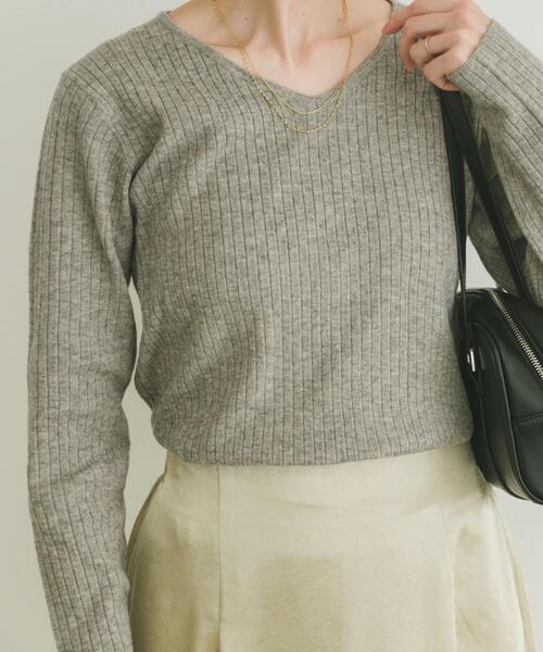 ITEMS URBANRESEARCH(アイテムズ アーバンリサーチ)の「『洗濯可』フワフワリブVネックニット(ニット/セーター・レディース・グレー/ブラック/オレンジ/ホワイト・FREE)」の4枚目の写真