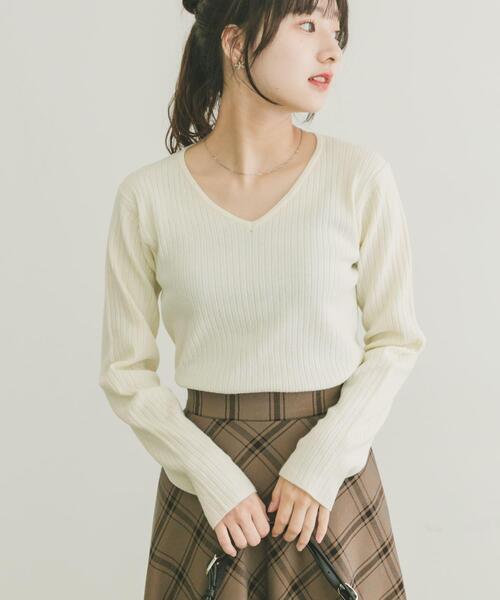 ITEMS URBANRESEARCH(アイテムズ アーバンリサーチ)の「『洗濯可』フワフワリブVネックニット(ニット/セーター・レディース・グレー/ブラック/オレンジ/ホワイト・FREE)」の11枚目の写真