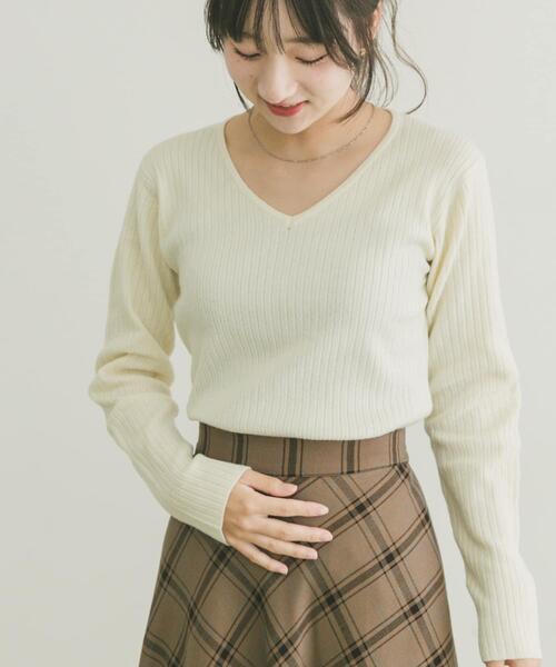 ITEMS URBANRESEARCH(アイテムズ アーバンリサーチ)の「『洗濯可』フワフワリブVネックニット(ニット/セーター・レディース・グレー/ブラック/オレンジ/ホワイト・FREE)」の12枚目の写真