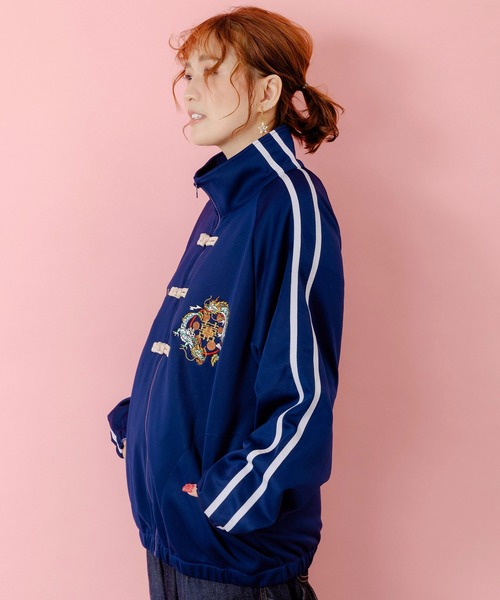ScoLar Parity（スカラーパリティ）の「353109：ウサギと龍刺繍 カンフーボタンジャージ（ブルゾン・レディース・ブラック/ネイビー/パープル・M）」の6枚目の写真