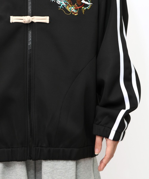 ScoLar Parity（スカラーパリティ）の「353109：ウサギと龍刺繍 カンフーボタンジャージ（ブルゾン・レディース・ブラック/ネイビー/パープル・M）」の22枚目の写真