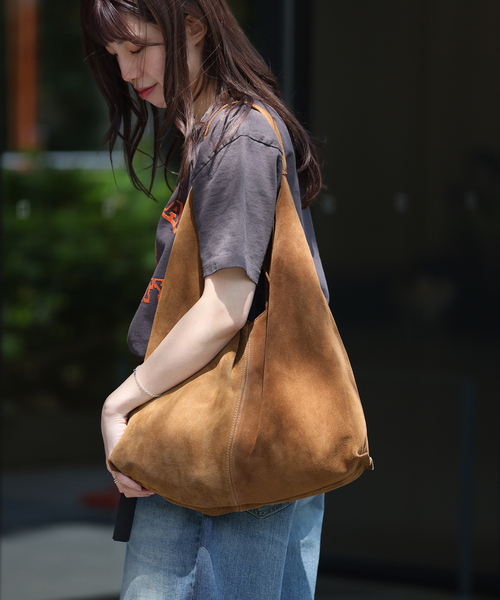 AULENTTI（オウレンティ）の「《WEB限定追加》別注【AULENTTI/オウレンティ】スウェードトートバッグ（トートバッグ・レディース・キャメル・FREE）」の15枚目の写真